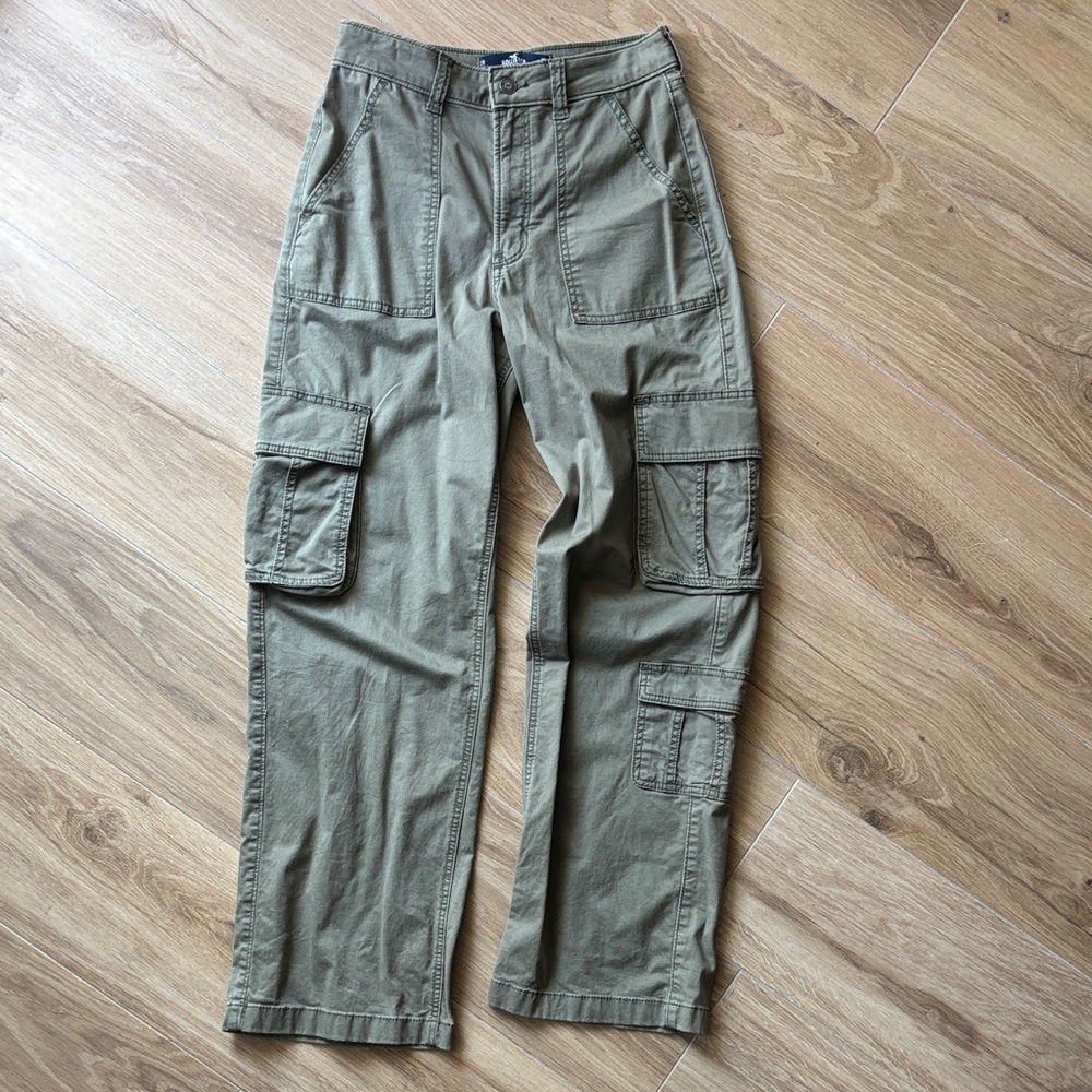 Women’s NWOT Hollister Ultra High-Rise Baggy Olive Green Cargo Pants